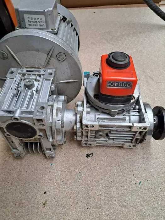 Motor cu doua reductoare și cu aparat de măsurarea metrajului