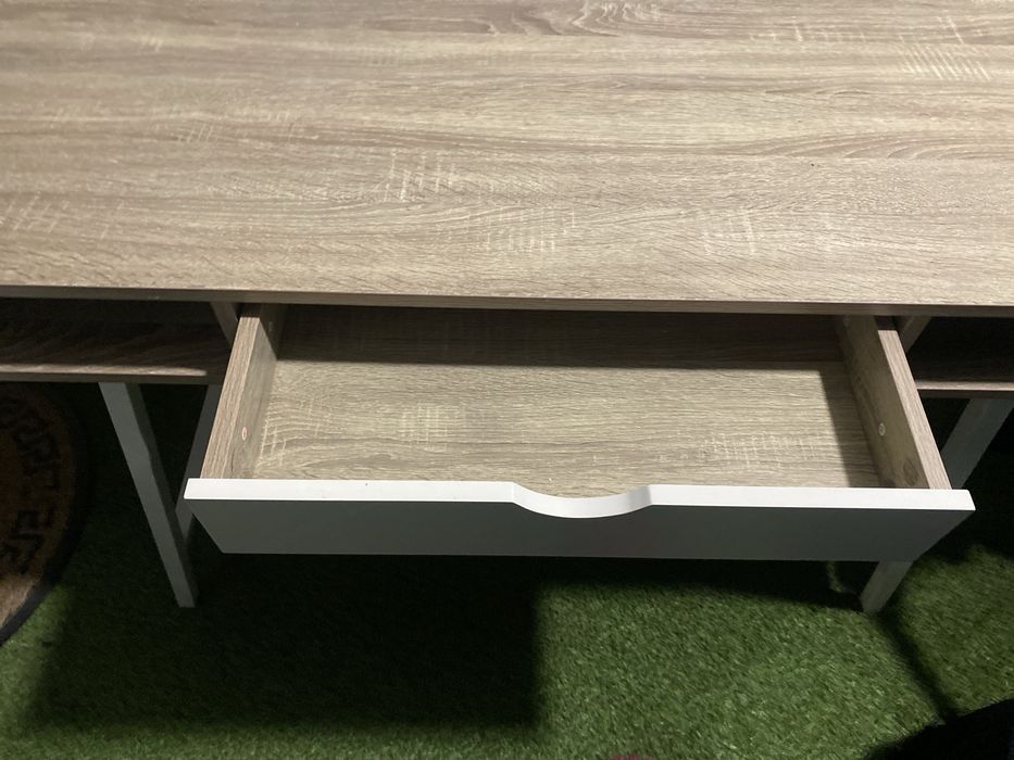 Birou Jysk cu blat maro in stare buna folosit pentru scoala