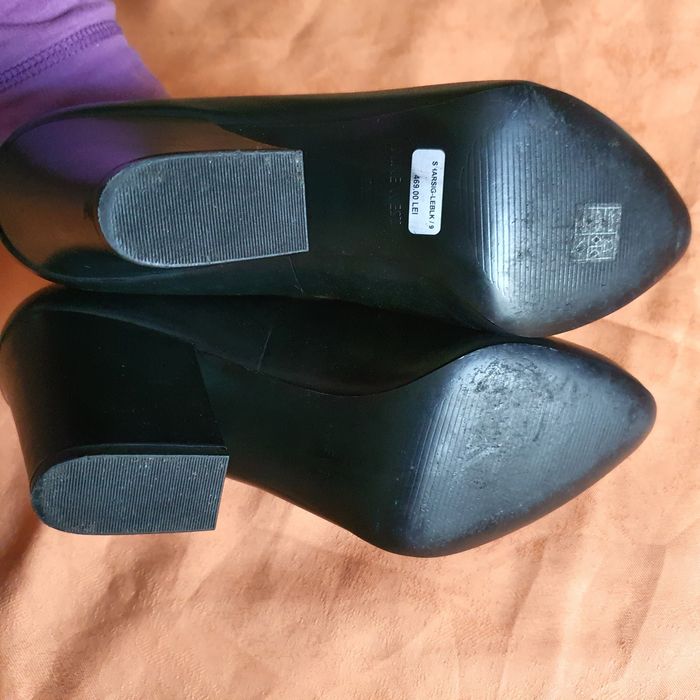 Pantofi cu toc pătrat