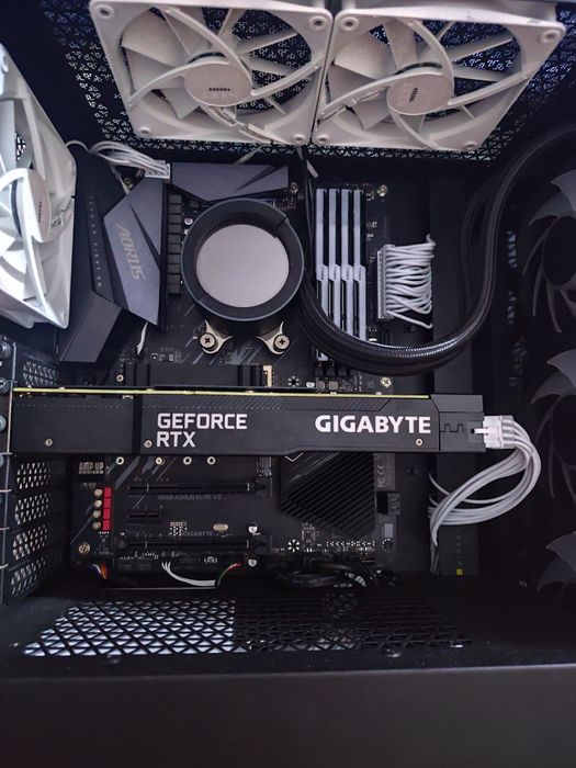 Vând 5800x3d 32gb ram 4266 sursa Rm850 b550