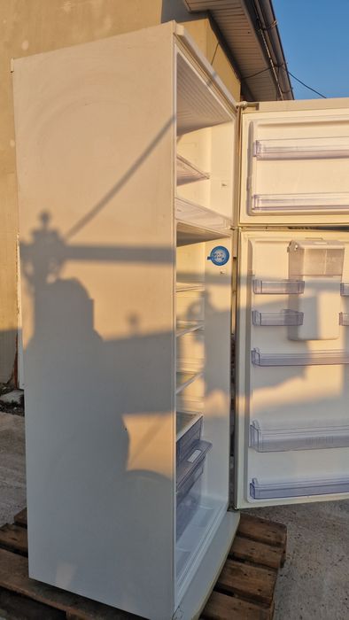 Vand frigider Beko.