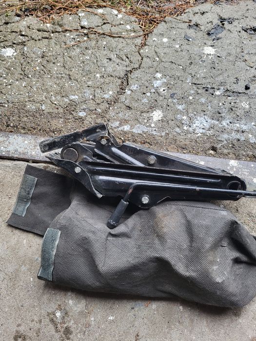 Продам домкрат автомобилеый