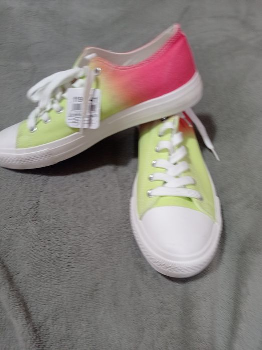 Продам кеды женские