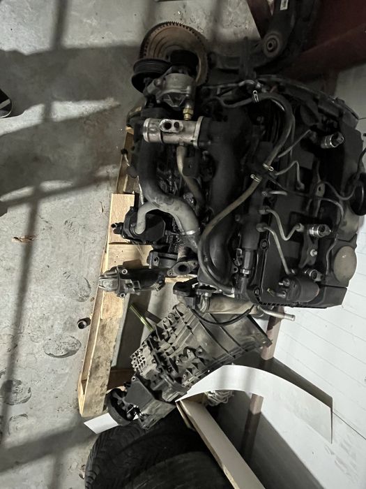 На части Двигател.форд транзит 2.4 тдци и скоростна кутия 5 степенна.