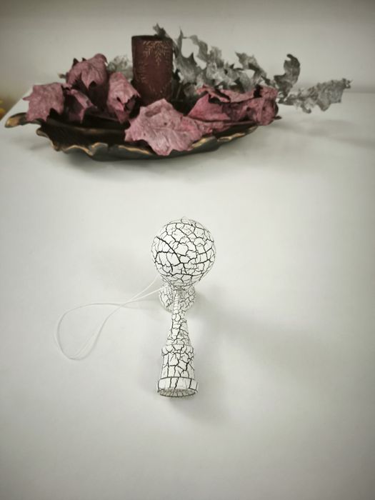 Vând Kendama alba cu negru