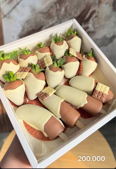 Клубника и  фрукты  в шоколаде