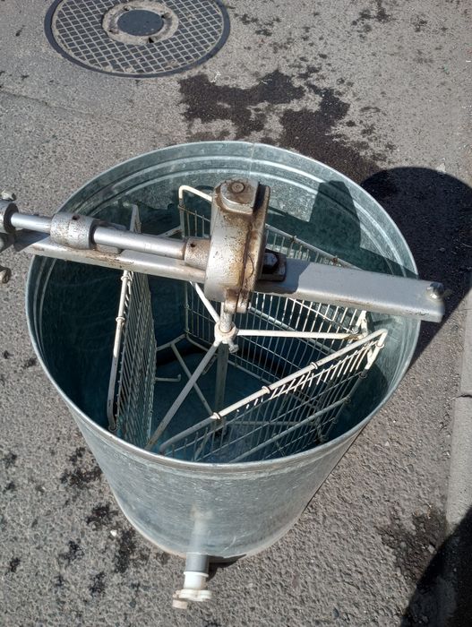 Centrifuga apicola 3 rame.