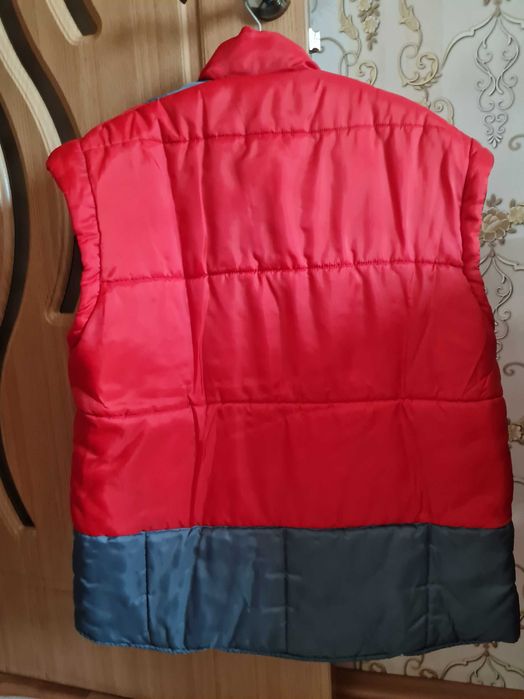 vesta gri cu rosu din fas,48-50