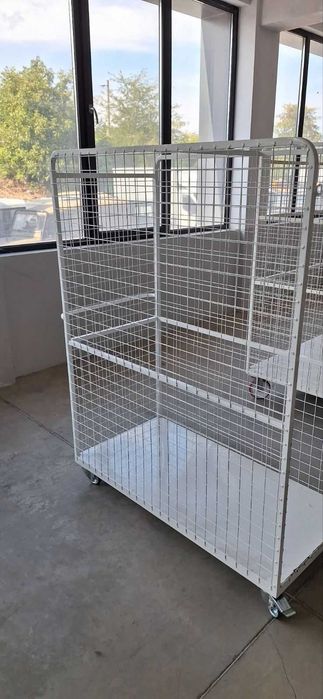 Здрава метална количка с кош и въртящи колела – малък размер