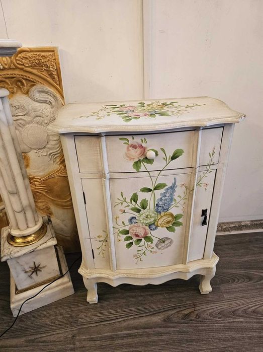 Comodă vintage pictată manual