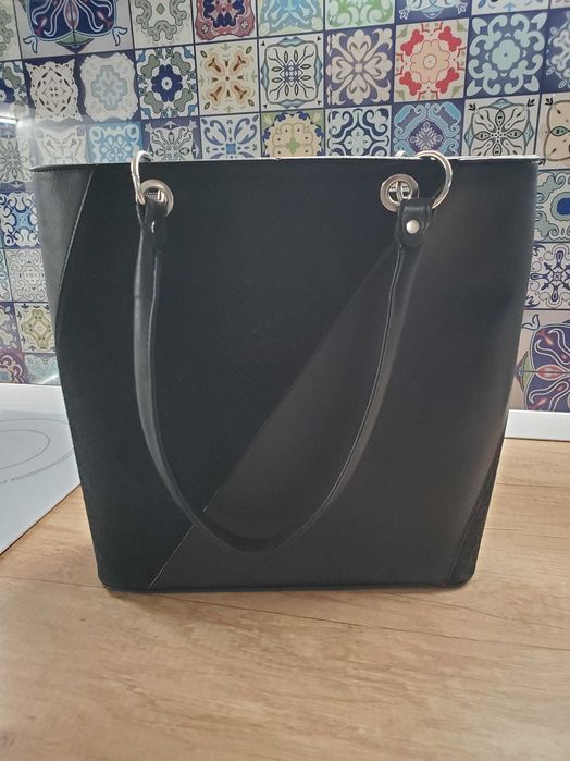 Стилна черна кожена чанта- удобна и подходяща за всеки повод