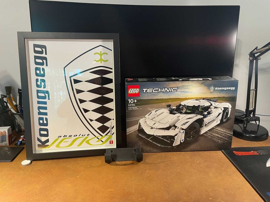 Set modele auto LEGO Technic cu rama si suport 42205 42184