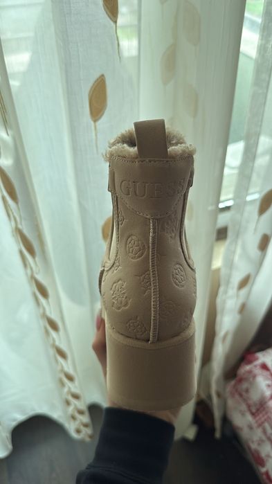 Бежови боти Guess