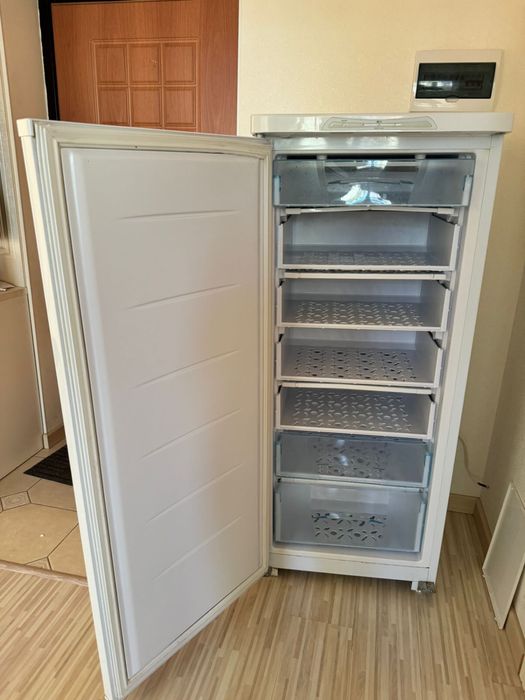 Продам морозильник