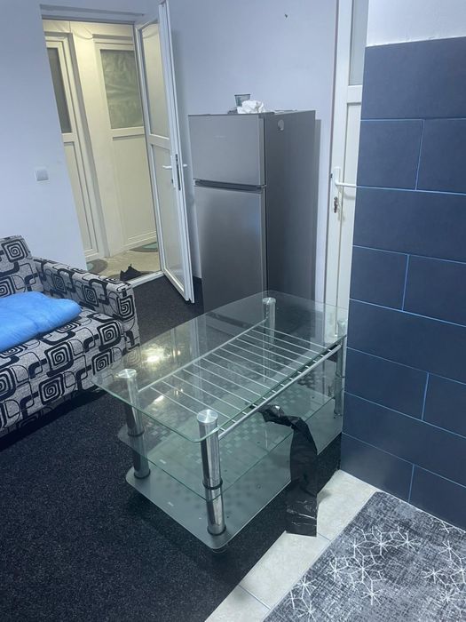 Inchiriez garsoniera la curte