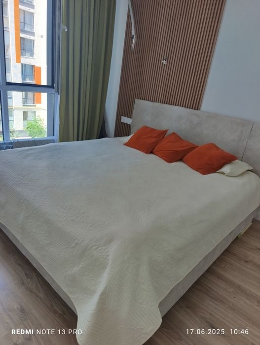 Срочно кровать на деревянных ножках