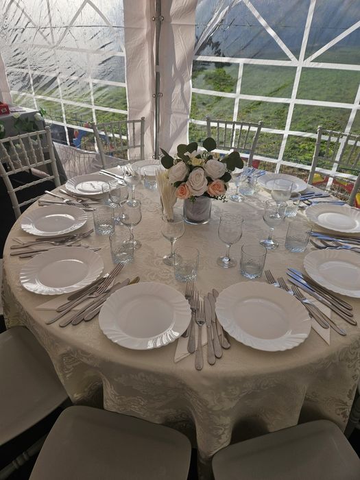 Închiriem corturi,mese,scaune,aranjamente floarale