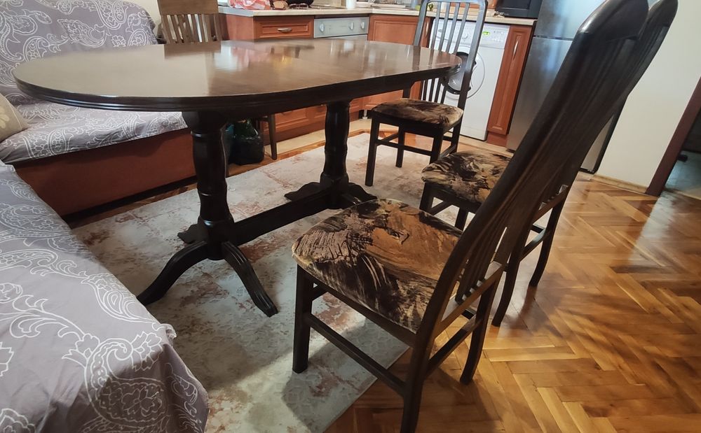 Масивна трапезна маса