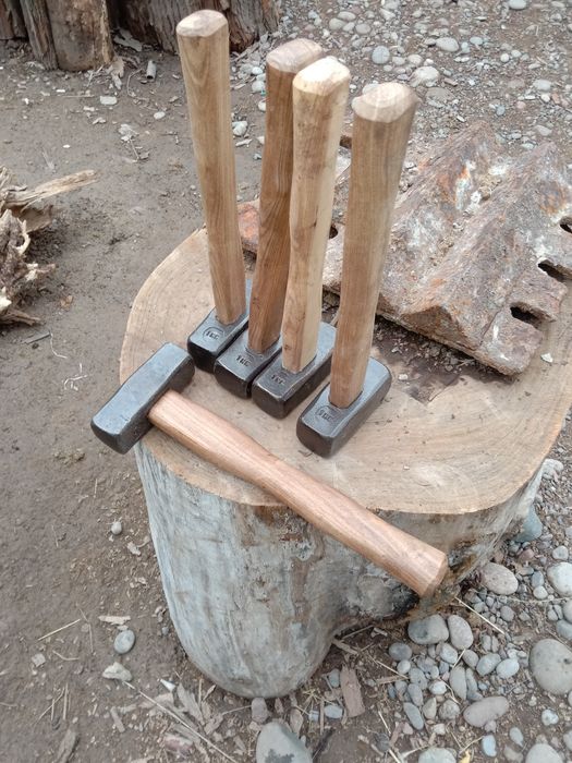 кувалда сотилади 50 миндан 2.3.4.5.6.8 кг лилариям бор сопланган