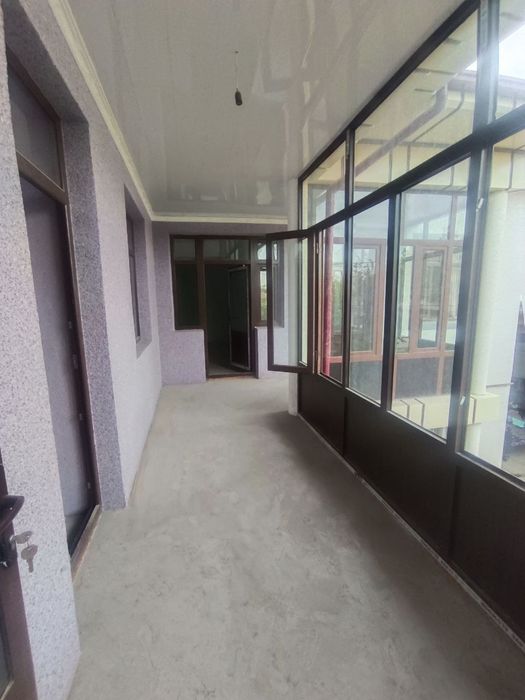 АРЗОН ХОВЛИ сотилади Якинда жойлашган. Болалар богчаси. мактаб. Мачит.