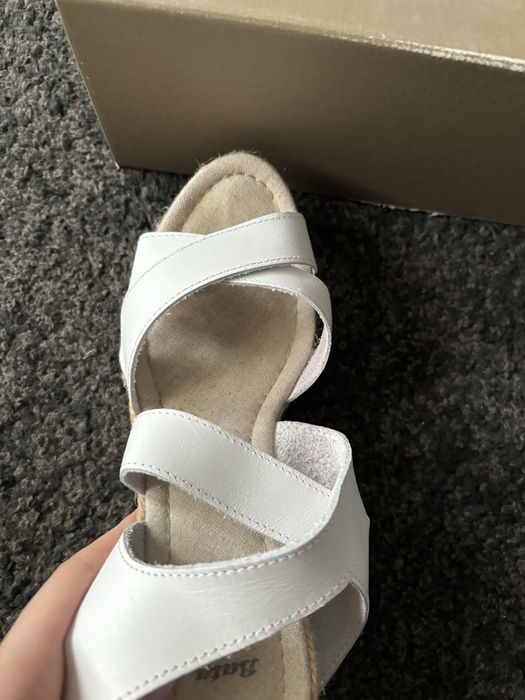 Sandale albe cu plaforma Bata