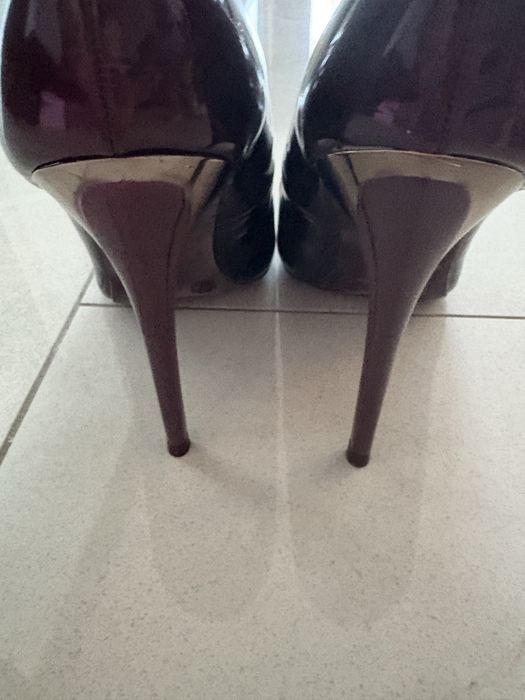 Stiletto in burgundy cu negru