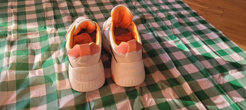 Бели-оранжеви маратонки