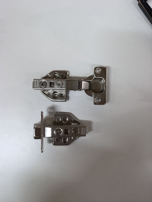 Продам петли с доводчиком.