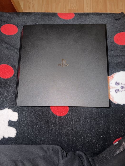 Vand PlayStation 4 Pro + 4 jocuri incluse
