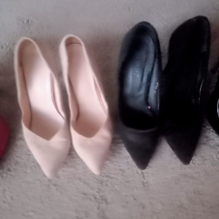 Oyoq qiyimlar sotiladi