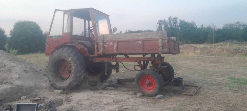 Traktor T16 naxadu