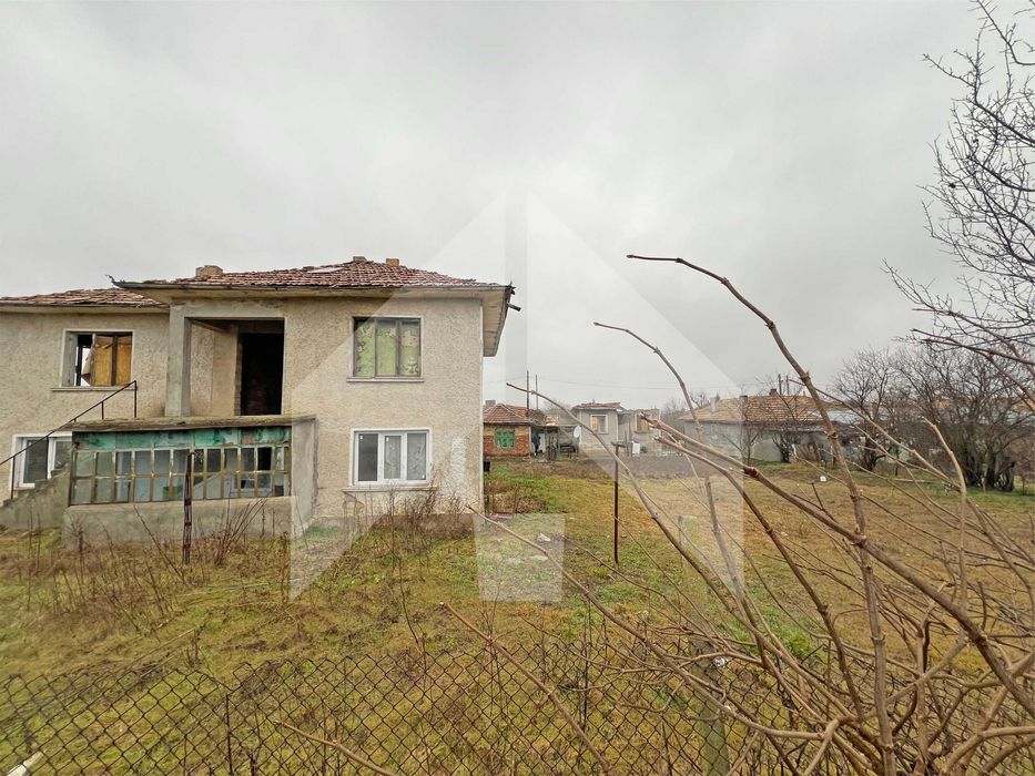 ПРОДАВА двуетажна, тухлена КЪЩА на плоча в с. Цани Гинчево, обл. Шумен