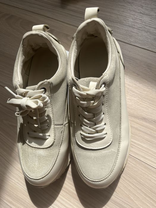 Кроссовки бежевые