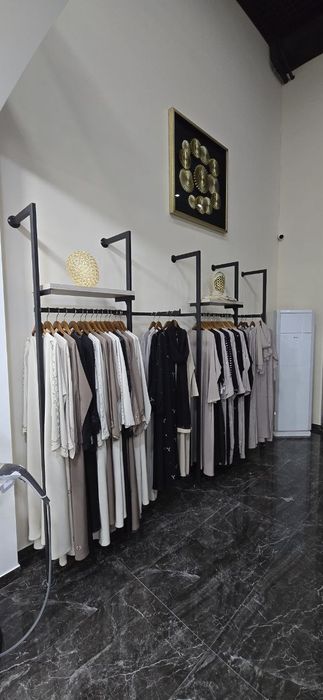 Магазин одежды. Торговые точки. Полки. Вешалки для оодежды