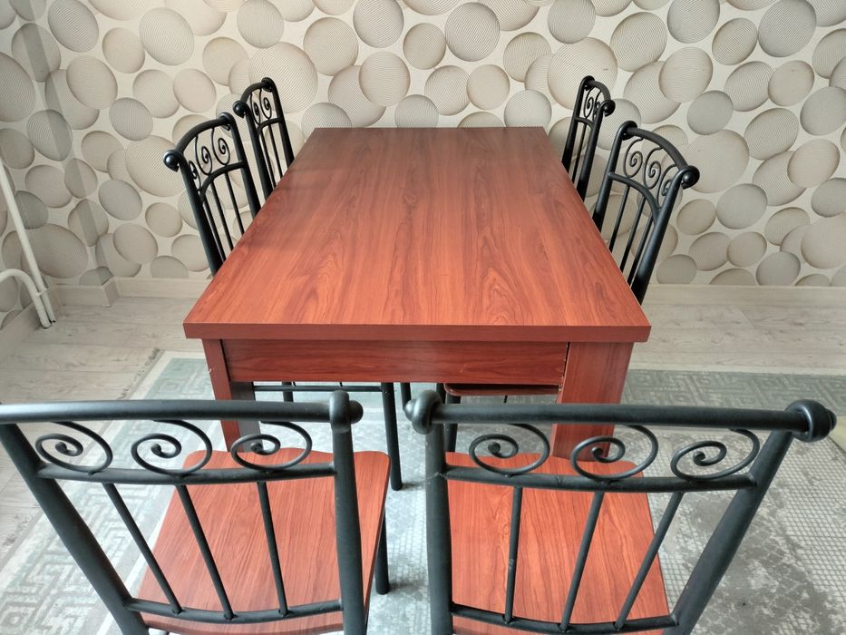 Кухонный стол со стульями