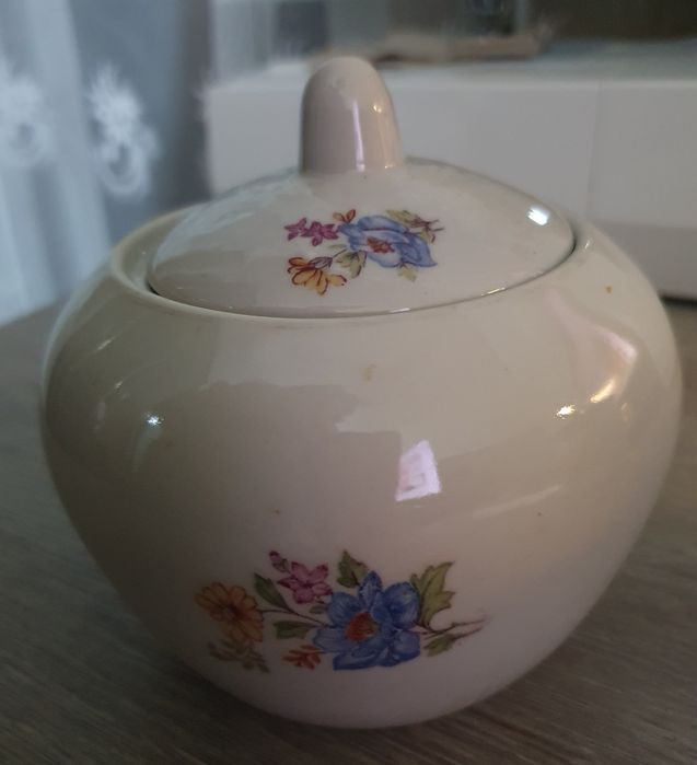 Стаканы, пиалы, сахарница, тарелки.