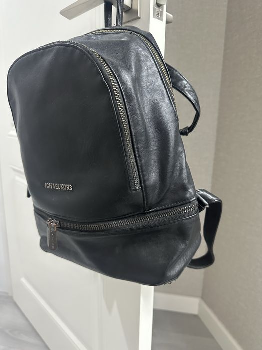 Черый рюкзак кожа