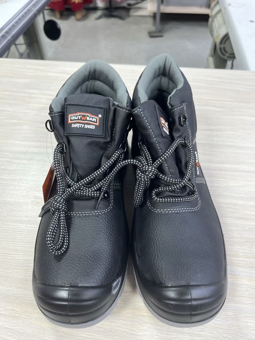 Ботинки продам. Недорого.