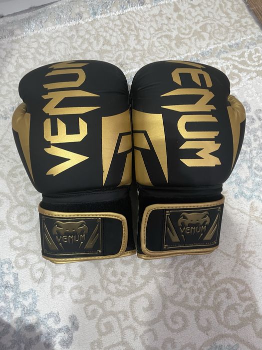 Боксерские перчатки Venum 12oz