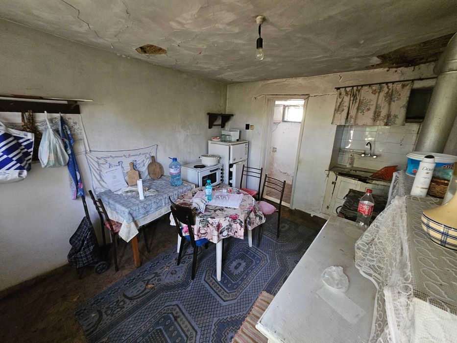 Къща с жилищна пристройка, равен двор и стопански постройки в с. Острица