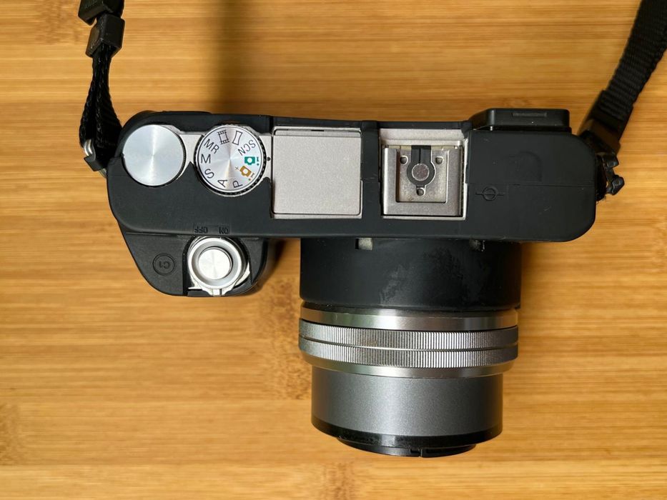 Aparat foto mirrorless Sony A6000 + husă de silicon