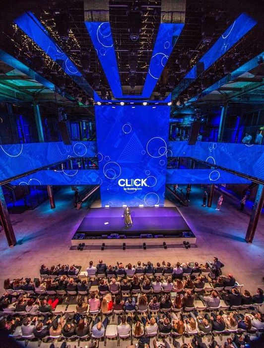 Ресепшн стол мониторы ЛЭД экраны для мероприятий