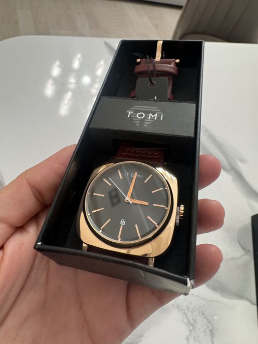 Фирменные часы Tomi