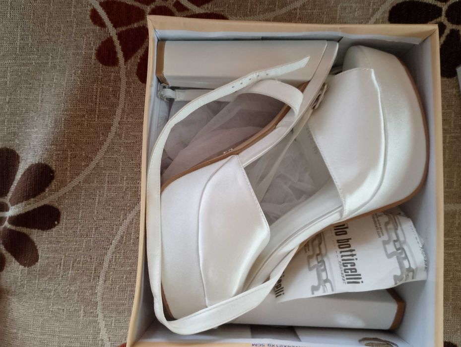 Перлено бели обувки с токчета