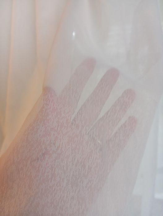 Тънко бяло перде