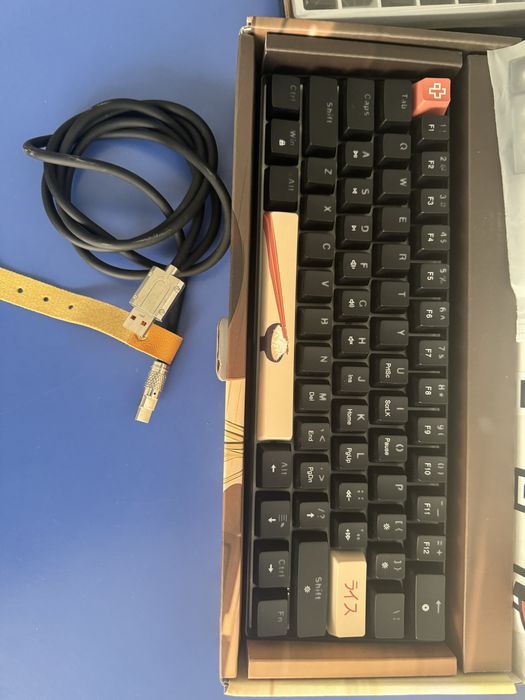 Tastatura qwerty + set de taste (topograf) limitate