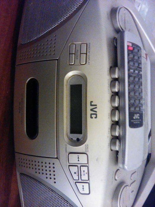 Pадио    касетофон  с  дистанционно /  ЖЕ ВЕ СЕЙ    .