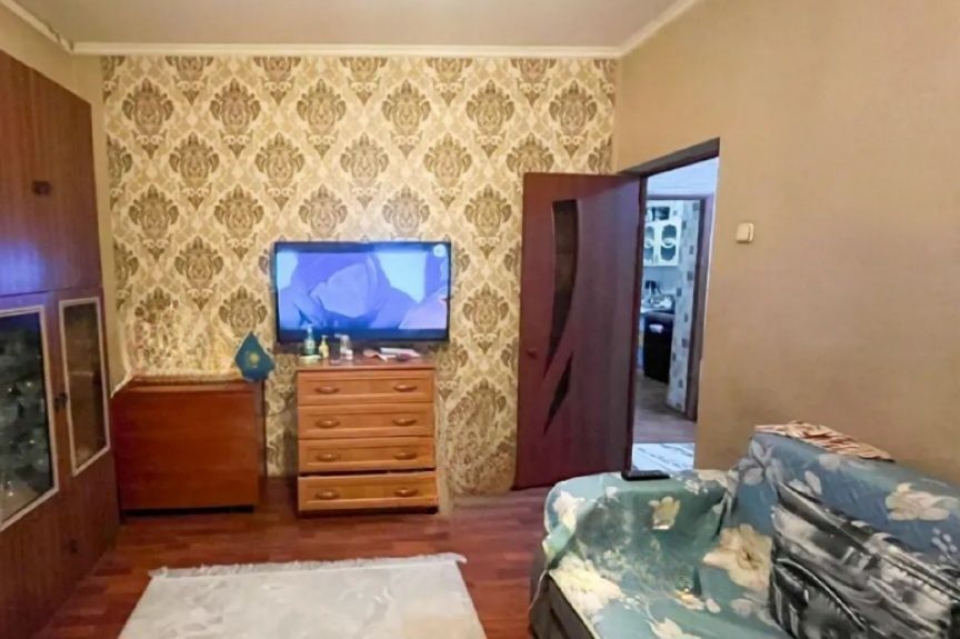 продам 3-х ком. 65кв. 3мкр. 4-этаж