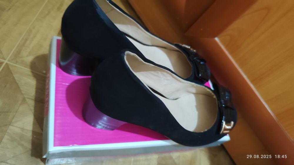 Чёрные замшевые туфли Diana