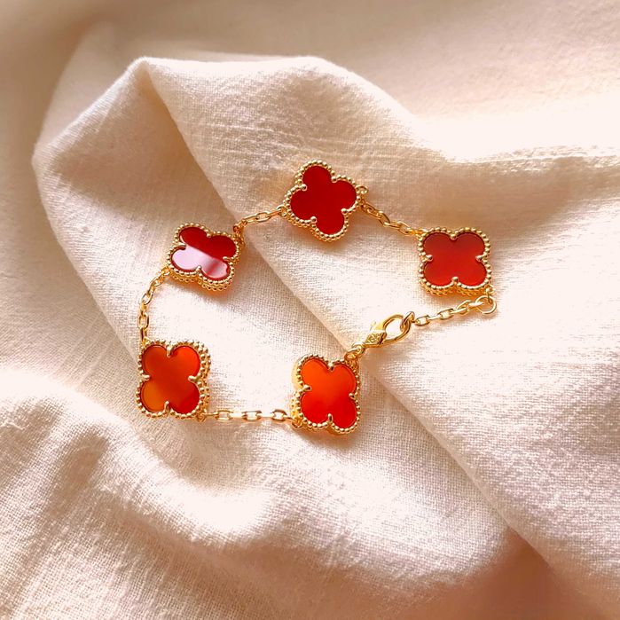 Дамска гривна с пет детелини от червен царнелин - Van Cleef & Arpels